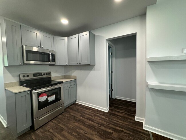 Building Photo - Gorgeous 3 bedroom 2 bathroom home