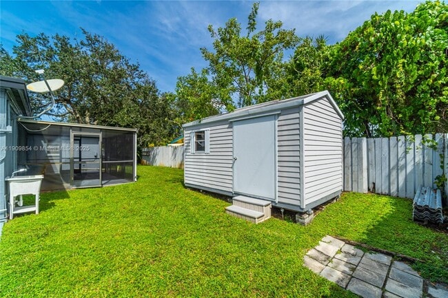 Building Photo - 3338 Taft St