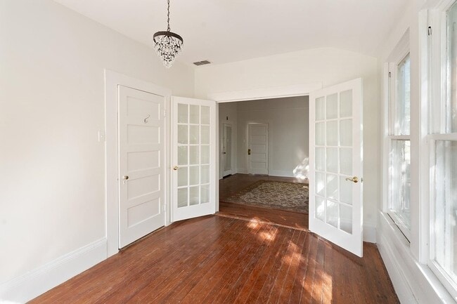 Building Photo - 603 E Losoya St