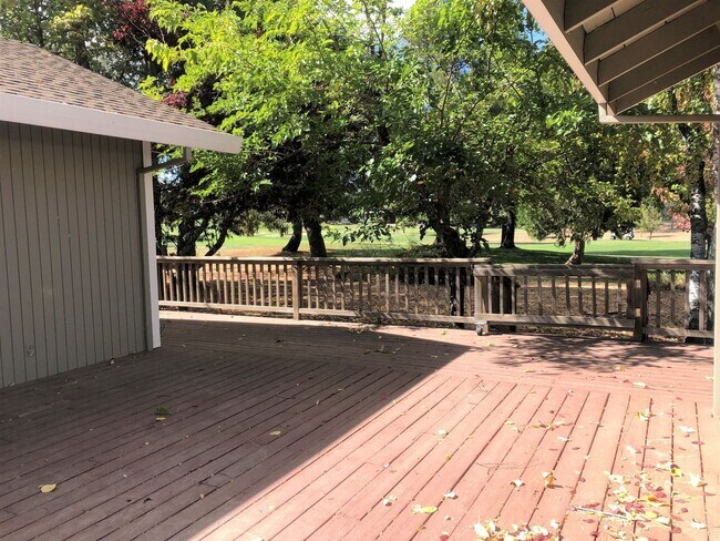 Building Photo - 3/2 home in Lake Wildwood Gated Community, Penn Valley, CA 95946