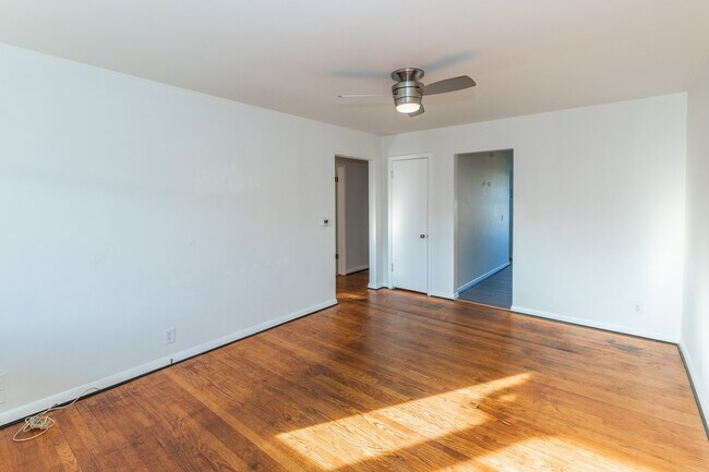 Building Photo - 4942 W 11th St