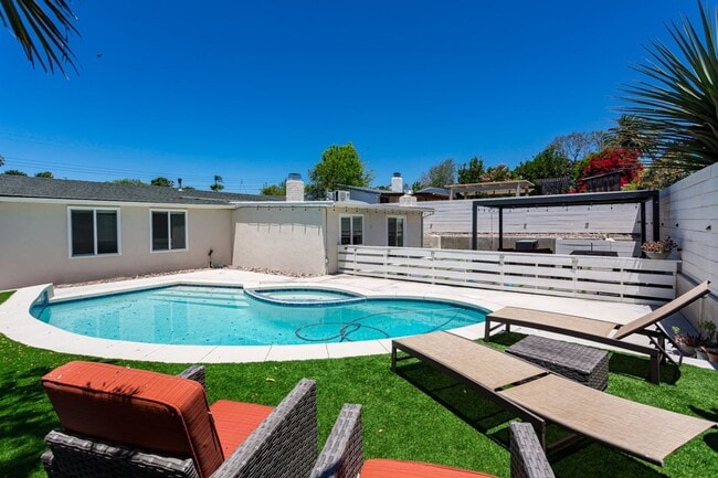 Building Photo - Contemporary Birdland Residence