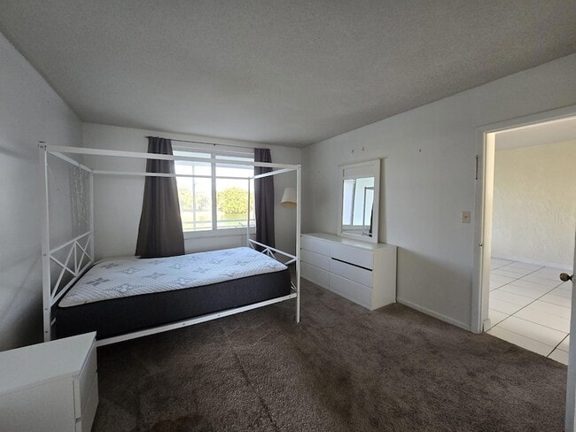 Building Photo - 5335 NW 10th Ct