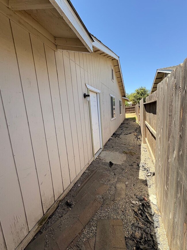 Building Photo - Cozy Home On Spacious Lot In Tulare Available Now!