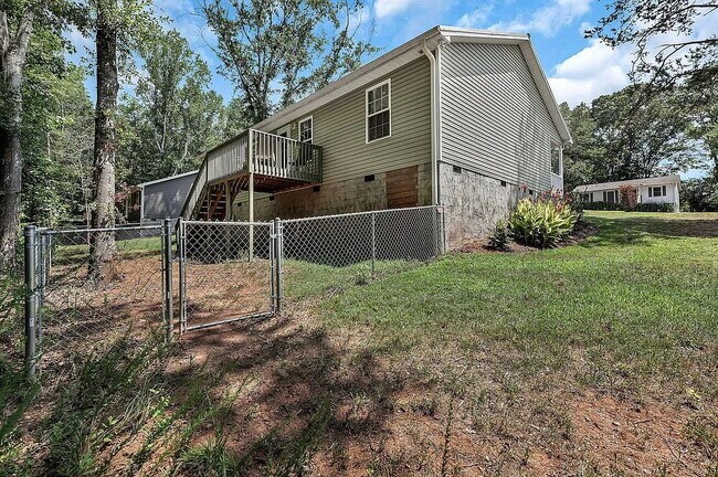 Building Photo - Charming 3-Bedroom Haven with 2 Full Baths...