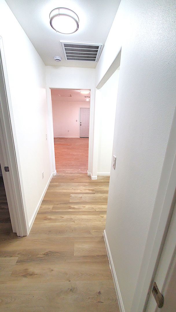 Building Photo - Just remodeled 2 bedrooms and 2 full bathrooms apartment.