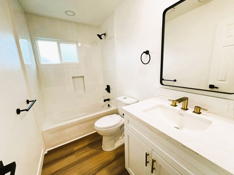 Building Photo - 13811 La Pat Pl