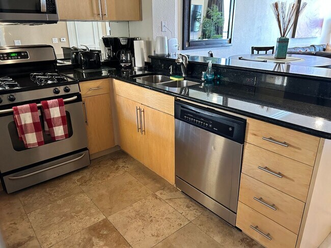 Building Photo - Gorgeous fully furnished strip view condo ...