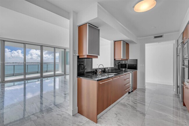 Building Photo - 1331 Brickell Bay Dr