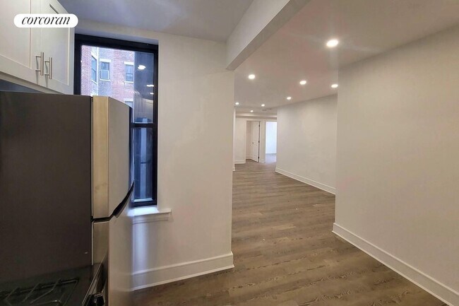 Building Photo - 45 W 81st St