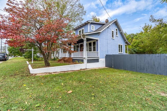 Building Photo - Wonderful Craftsman Bungalow