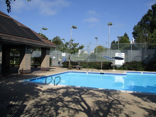 Building Photo - Woodlands in La Jolla  2 bedroom 1 bath to...