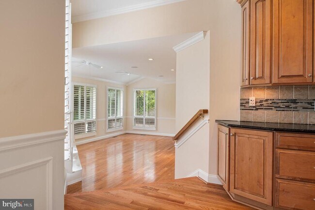 Building Photo - 5905 Lone Oak Dr