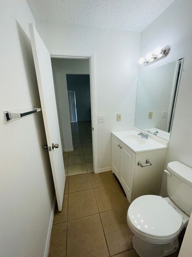 Building Photo - 2 Bedroom 2 Bathroom 1/2 Duplex