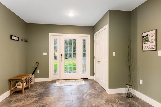 Building Photo - 4 Bedroom in Waterbury, VT Available NOW (Furnished + Utilities included)