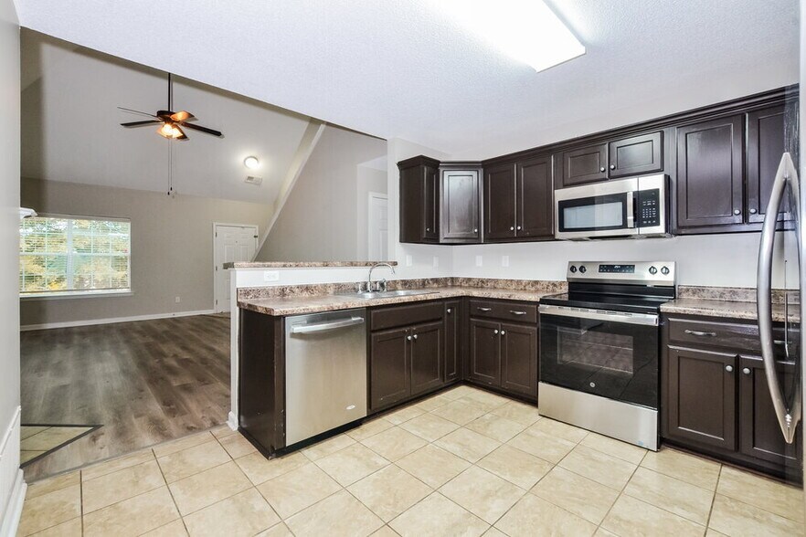 Building Photo - 7868 Ridgedale Dr