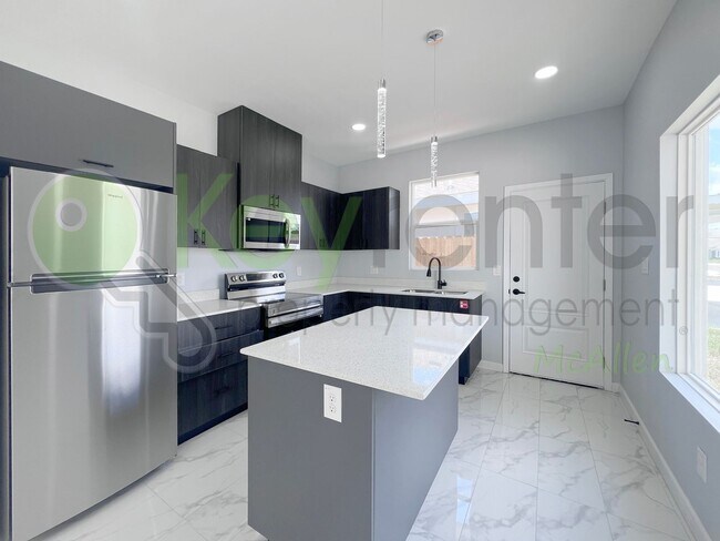Building Photo - 913 N Woodson Ave