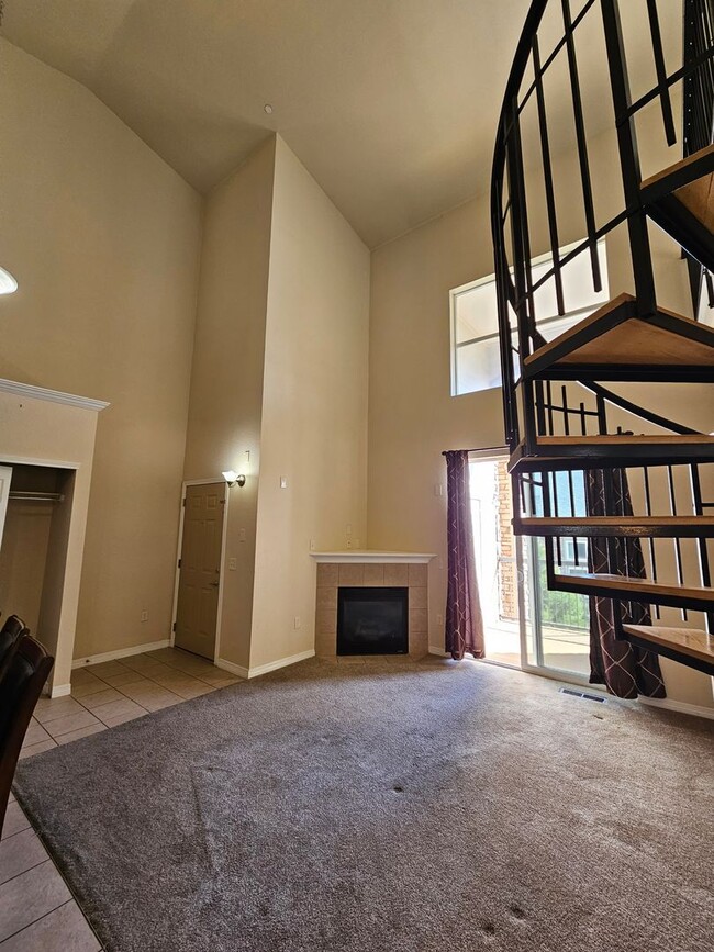 Building Photo - Beautiful Townhouse located near Fiddlers ...