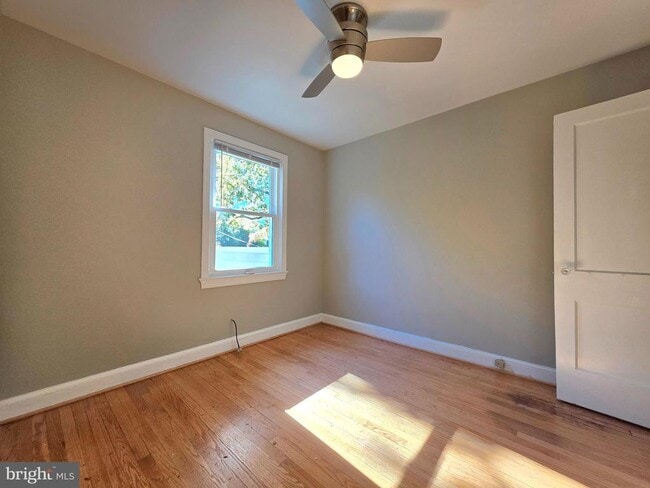 Building Photo - 527 E Nelson Ave