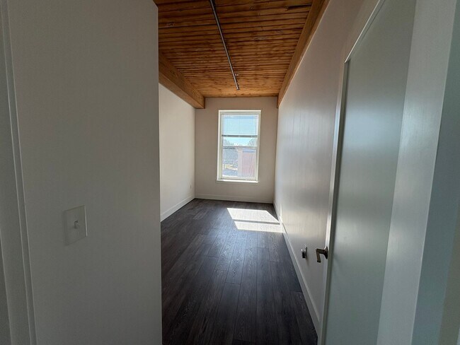 Building Photo - 385 Worthington St