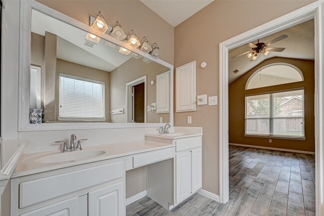 Building Photo - 16942 Langham Crossing Ln