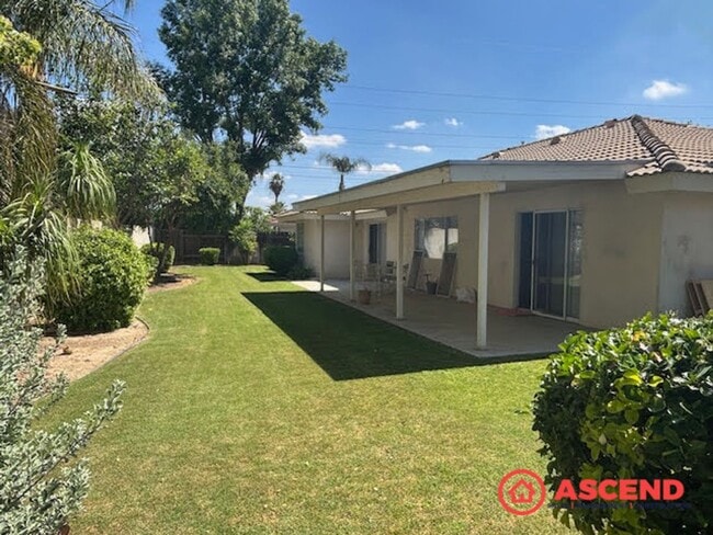 Building Photo - Spacious 3 Bed / 2 Bath with Fireplace, Garage & Gardener Included