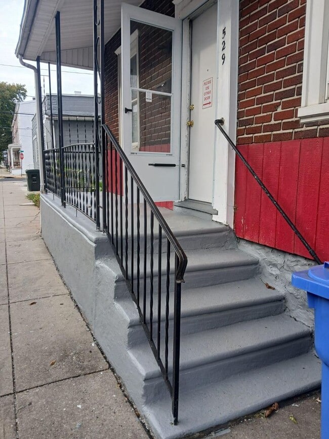 Building Photo - 529 York St