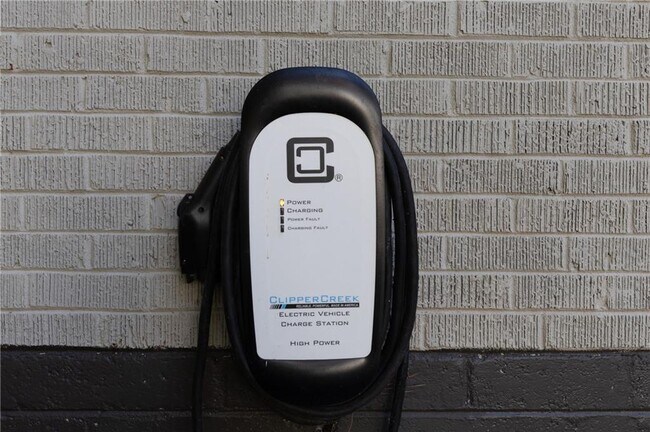 Building Photo - 1290 Glen Forest Way