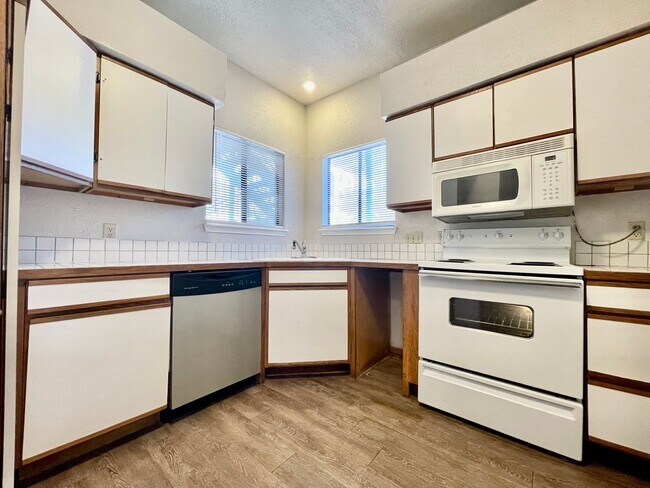 Building Photo - 2/2 Condo, Blocks from Campus and Downtown - Water and Trash Included! - 50% off First Month's rent!