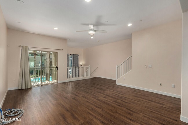Building Photo - 815 E Rose Ln