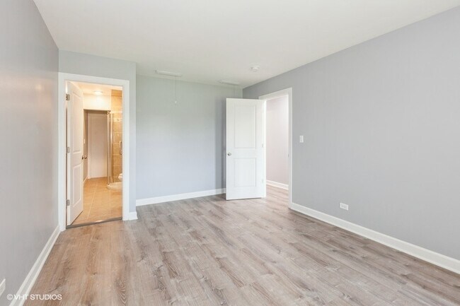 Building Photo - 2242 Country Club Dr