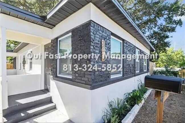 Building Photo - 2920 Emerson Ave S