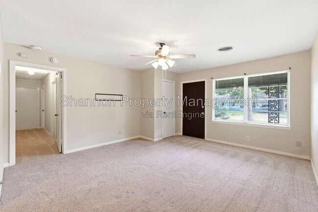 Building Photo - 8406 Highcrest Dr