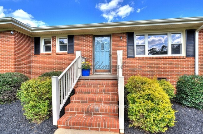 Building Photo - 301 Bannister St