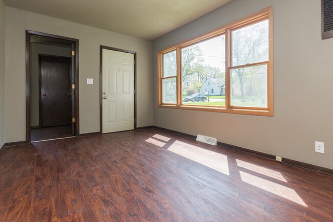 Building Photo - 2 Bedroom 1 Bath - Pyramid Properties!!