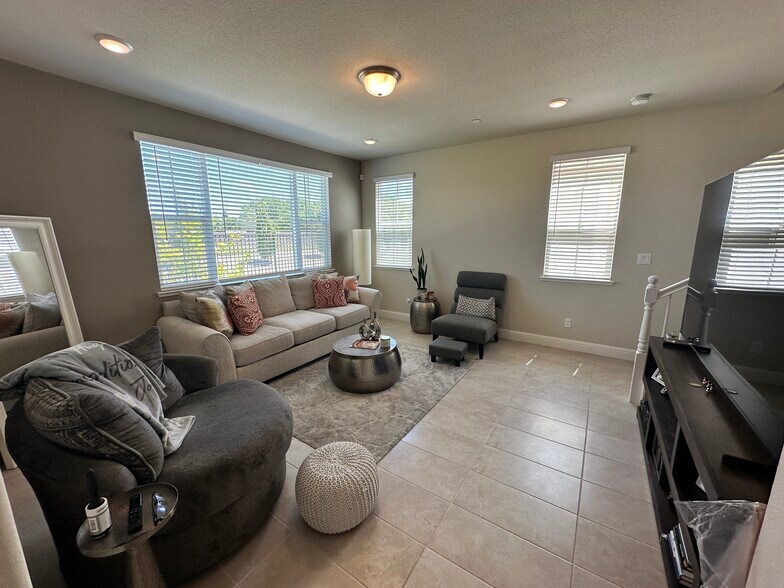 Livngroom - 10725 Portico Cir