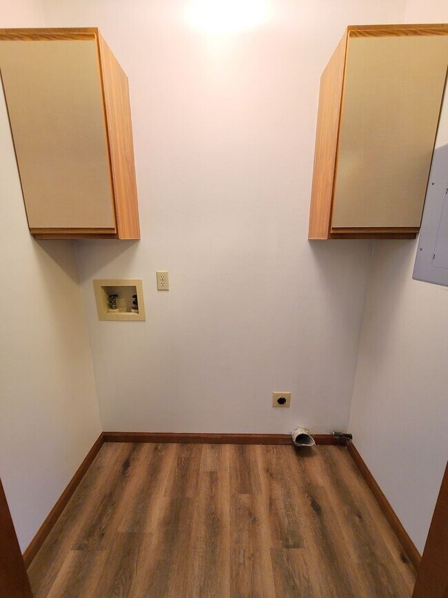Building Photo - 209-C