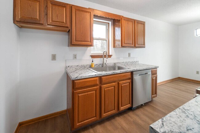 Building Photo - 1911 Cambridge Manor Dr