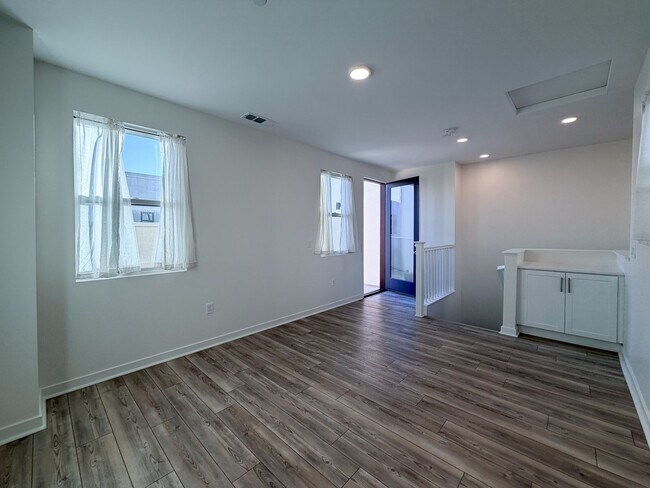 Building Photo - 1568 E Thompson Blvd