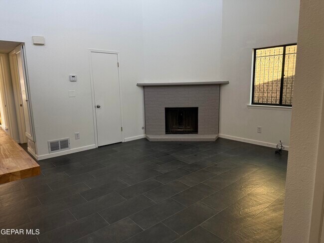 Building Photo - 1531 Common Dr