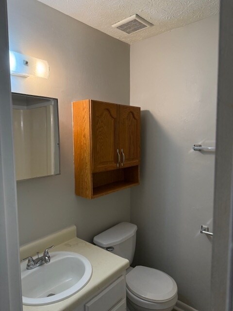 Building Photo - 2BR/1BA duplex in cul-de-sac located in th...