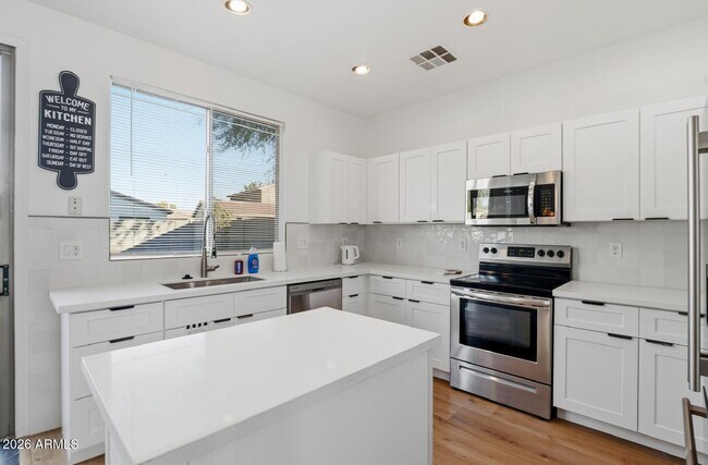 Building Photo - 220 W Beechnut Pl