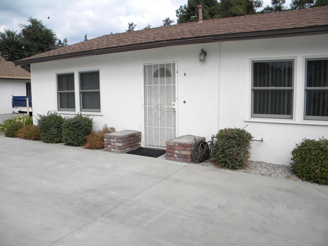 Building Photo - 638 Montana St