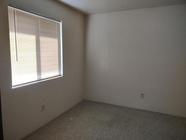 Building Photo - 120 Sunny Ln