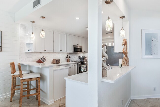 Building Photo - 701 S Harbor Dr