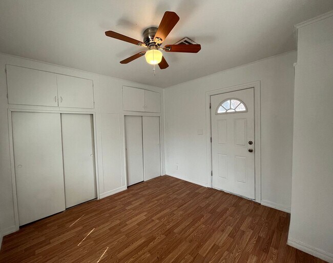 Building Photo - KW 3 bedroom 1 Full bath