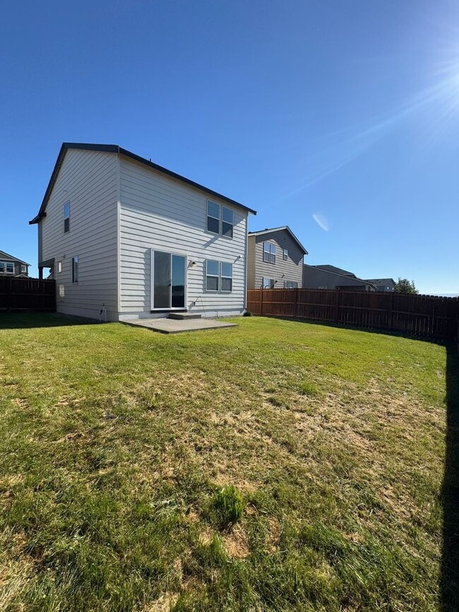Building Photo - Spacious 4-Bedroom Home in a Great Neighbo...