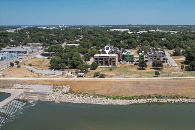 Building Photo - 408 Vista Buena Trl