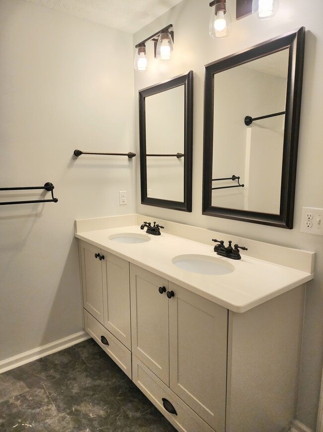 Building Photo - 4 Bedroom Ranch in Willow Oak Village