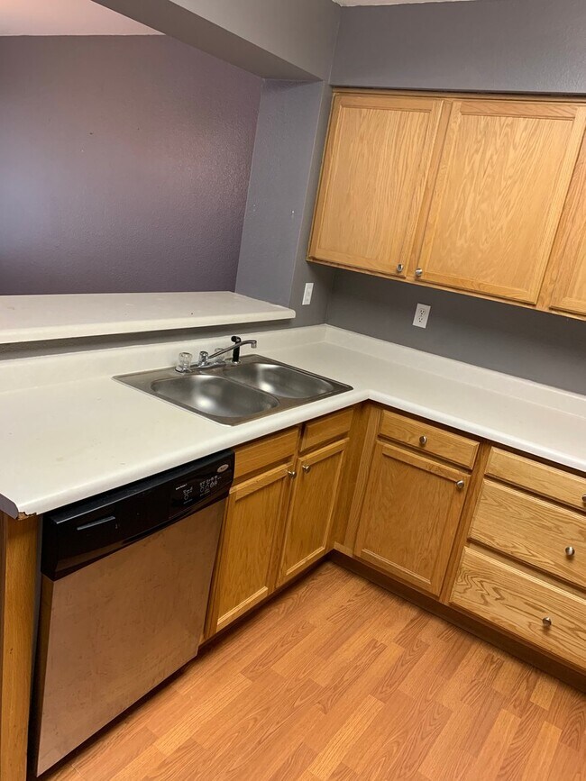 Building Photo - Beautiful Well Maintained 3 bedroom 3.5 bathroom Home